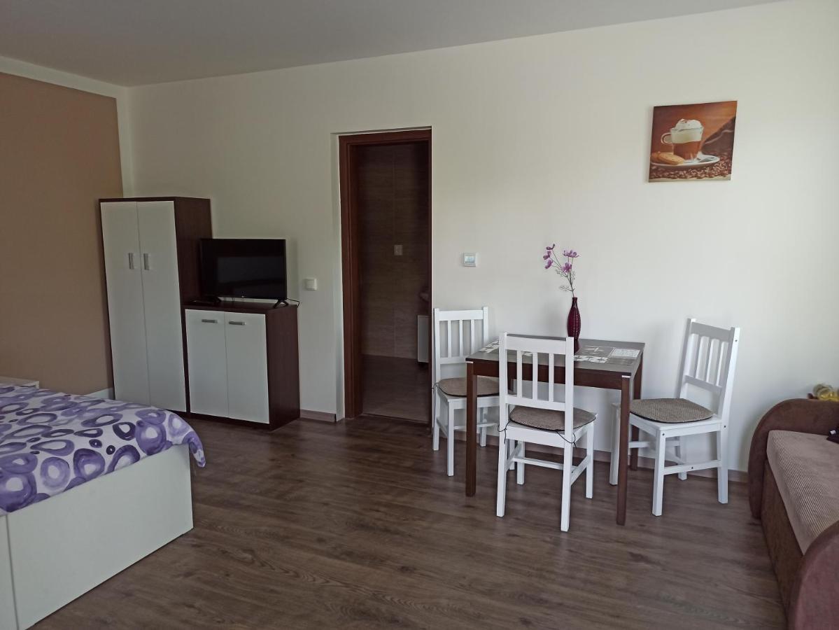 Za Humnama Apartment ฮโลโฮเวซ ภายนอก รูปภาพ